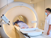 สั่งพักงานทีมแพทย์ที่ “ลืม” ผู้ป่วยไว้ในเครื่อง MRI นานถึง 6 ชั่วโมงกลางดึก สภาพอันน่าเวทนาของผู้ป่วย
